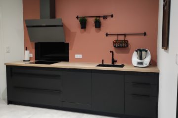 Modernisation de la cuisine avec un plan pénainsule (accrocher au mur) qui permet d'occuper l'espace central de la pièce.